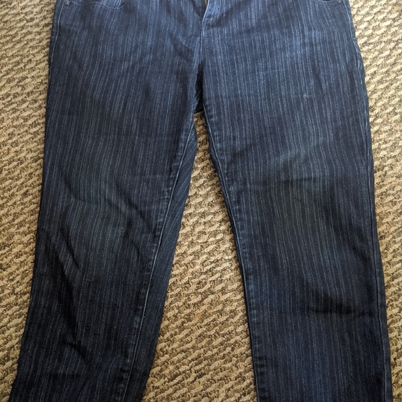 Guess Capris - Picture 3 of 3